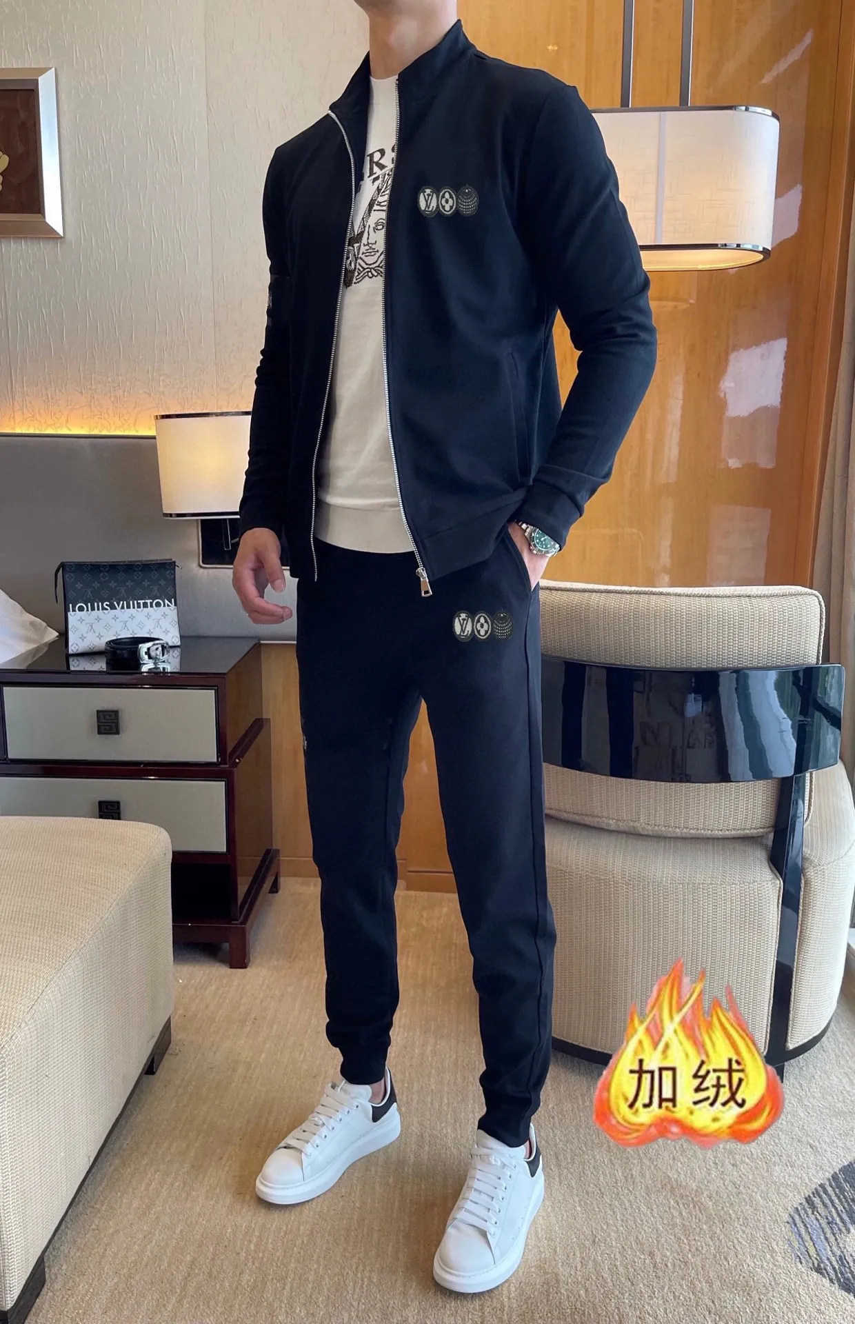 🅿️460 brand [LV Louis Vuitton] (velvet and thickened) 2025 spring new product, celebrities’ favorite fashion-flavored casual suit, clean and neat tailoring, full of urban style. It is made of high-quality customized fabrics, with excellent thermal insulation effect inside, soft and dry feel, and a crisp and stylish upper body effect. The three-dimensional cutting process and the pattern are all of high standards, and the silhouette version has the right benefits! It is not tight at all, and you feel good when you wear it. So many top-quality raw materials create high-end products with unparalleled value. It is the first choice for high-end fashion people. (Size: M-4XL can wear up to 200 pounds)